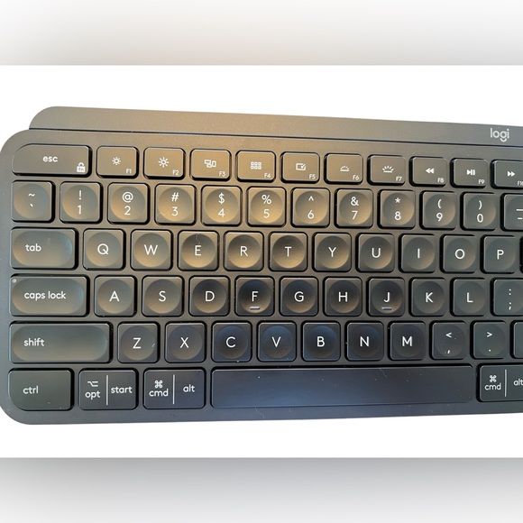 Logitech Easy Switch Button, Multi-Device Wireless Keyboard, Unifying Receiver - Picture 4 of 10